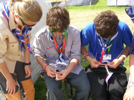 Například i skauti z Chile si mohli na Jamboree ve Švédsku vyzkoušet pletení velikonoční pomlázky.
FOTO: ANEŽKA FRÜHBAUEROVÁ