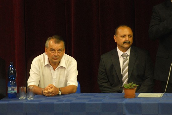 Jaroslav Ponec (vlevo) a jeho nástupce v čele zdejší střední školy Jan Pavelka. Oficiální předání funkce proběhlo v pondělí.
FOTO: DAVID MACHÁČEK