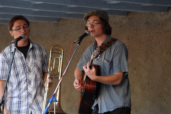 Bratři Jan a Martin Galiovi byli hosty programu letošního Pouťování před budovou školy dr. Milady Horákové. 
FOTO: DAVID MACHÁČEK