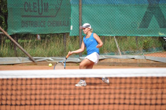 Kopřivnická tenistka Alena Zuzaníková vybojovala 2. místo v domácím turnaji mladších žaček, který se pod názvem Deviro Cup hrál v polovině srpna.
FOTO: JANA FEILHAUEROVÁ