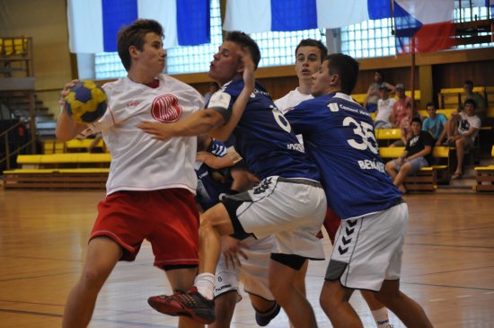 Takto se na turnaji Tatry probíjel obranou Hranic kopřivnický Lukáš Frančík.
FOTO: J. FEILHAUEROVÁ