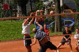 Volejbalistům letos počasí přálo. Boje 25. ročníku mezinárodního turnaje se odehrávaly za slunečného dne, takže pořadatelé i účastníci byli navýsost spokojeni.
FOTO: DAVID MACHÁČEK