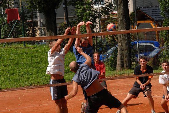 Volejbalistům letos počasí přálo. Boje 25. ročníku mezinárodního turnaje se odehrávaly za slunečného dne, takže pořadatelé i účastníci byli navýsost spokojeni.
FOTO: DAVID MACHÁČEK