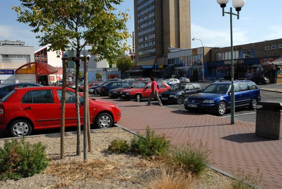 Parkování v centru Kopřivnice by mělo mít nová pravidla. Jednat o nich budou 22. září zastupitelé a lze očekávat bouřlivou diskuzi i ze strany obyvatel města.
FOTO: DAVID MACHÁČEK