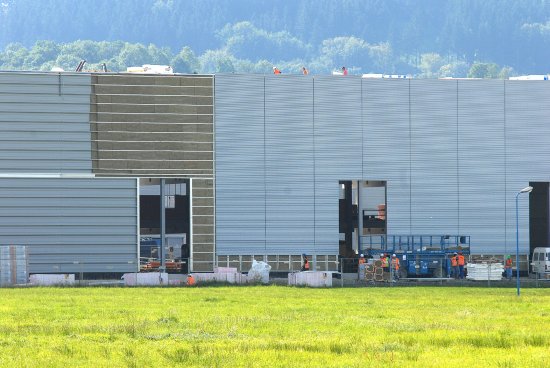 Firma Brose v podnikatelském parku buduje další rozsáhlé produkční kapacity. Nová hala by měla být dokončena v prosinci a výroba začne na jaře příštího roku.
FOTO: DAVID MACHÁČEK