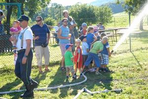 Největším lákadlem pro děti na dnu spolků byla v horkém sobotním odpoledni možnost vyzkoušet si hasičskou stříkačku.
FOTO: DAVID MACHÁČEK