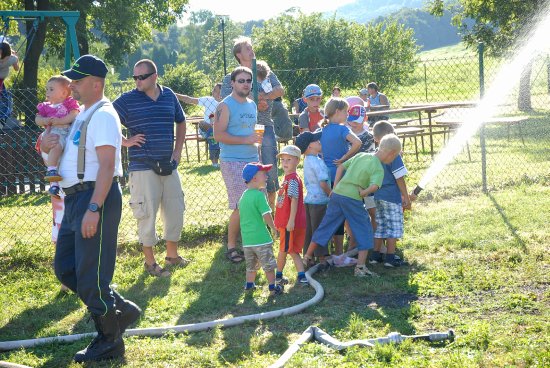 Největším lákadlem pro děti na dnu spolků byla v horkém sobotním odpoledni možnost vyzkoušet si hasičskou stříkačku.
FOTO: DAVID MACHÁČEK