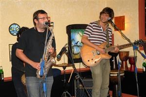 Pražská kapela Luxus v kopřivnickém art café Mandala i přes přiznanou únavu svých členů odehrála poslední prázdninový večer velmi příjemný koncert.
FOTO: DAVID MACHÁČEK