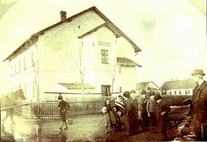 Budova prozatímní německé školy v kolonii. Snímek pochází z doby před rokem 1911.
FOTO: ARCHIV MUZEA FOJTSTVÍ