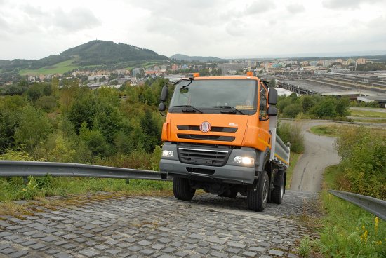 Novinková Tatra Phoenix má být produktem, který automobilce zajistí budoucí prosperitu. Management slibuje také zvýšení zaměstnanosti. První sériové vozy se mají začít vyrábět už na konci měsíce.
FOTO: DAVID MACHÁČEK