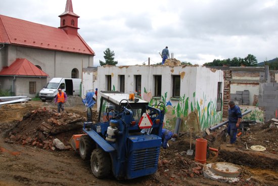 Pouze obvodové zdi zbyly z dosavadní budovy ZŠ v Mniší. Nově zrekonstruovaná budova má být dokončena v dubnu 2012.
FOTO: DANA HOĎÁKOVÁ