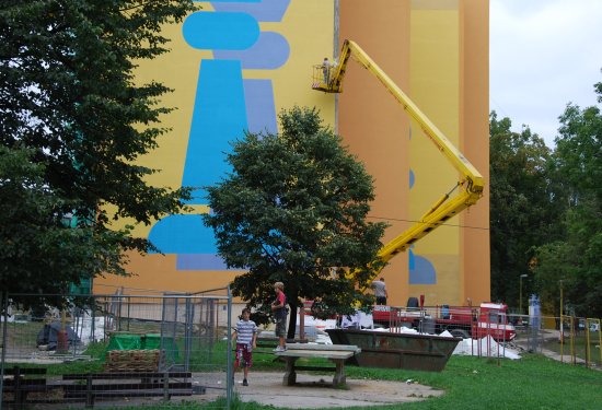 Do konce roku by měly skončit práce na regeneraci panelových domů na sídlišti Jih. 
FOTO: DANA HOĎÁKOVÁ