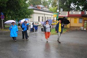 Ani déšť neodradil seniory, kteří absolvovali turistický pochod za krásami Kopřivnice. Připravenou trasu si prošlo 55 účastníků.
FOTO: DANA HOĎÁKOVÁ