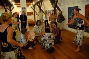 Bubenická a taneční skupina Džambo Afrika zahájila výstavu studentů ostravské umělecké školy Ave Art věnovanou Hanzelkovi se Zikmundem.
FOTO: DAVID MACHÁČEK