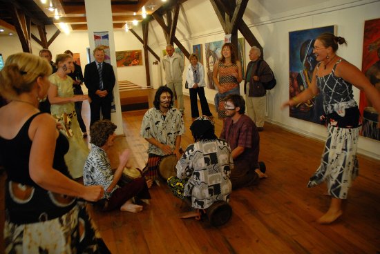 Bubenická a taneční skupina Džambo Afrika zahájila výstavu studentů ostravské umělecké školy Ave Art věnovanou Hanzelkovi se Zikmundem.
FOTO: DAVID MACHÁČEK