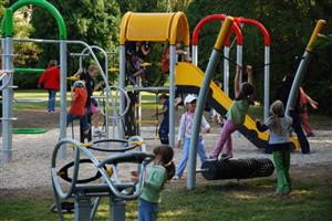 Dětem se nově otevřené hřiště ve Vlčovicích velmi líbilo, žádný z herních prvků nezůstal prázdný. Postupně si vyzkoušely všechny houpačky i prolézačky.
FOTO: DANA HOĎÁKOVÁ