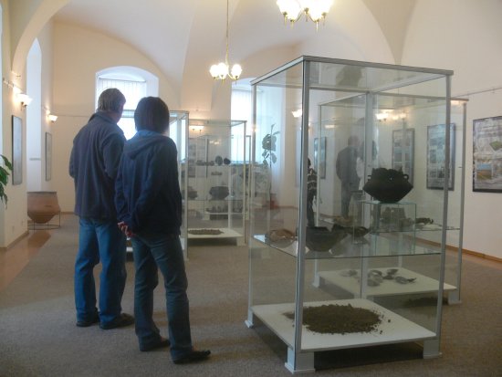 Pohřební nádoby včetně popelu pozůstalých staré tři tisíce let jsou k vidění na sugestivní výstavě příborské pobočky Muzea Novojičínska Dávní spalovači mrtvol. 
FOTO: ILONA MAZALOVÁ