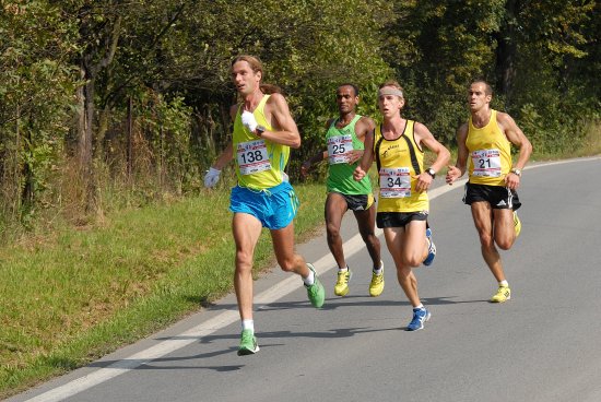 V seběhu do Ženklavy byl Erkolo Ashenafi (č. 25), vítěz letošního Běhu rodným krajem Emila Zátopka, ještě ve skupině běžců. Všem později utekl ve stoupání k prameni Jičínky. Více o náročném půlmaratonu čtěte na straně 7.
FOTO: DAVID MACHÁČEK
