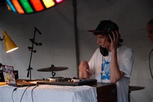 Příznivce adrenalinových cyklosportů o víkendu ve zdejším skateboardovém areálu bavili na akci Extreme Weekend DJové i živě hrající kapely.
FOTO: DAVID MACHÁČEK