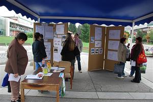 Ve čtyřech stanech si lidé mohli prohlédnout připravované nebo realizované projekty a o nich pak mohli diskutovat s odborníky z radnice.
FOTO: DANA HOĎÁKOVÁ