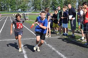 Štafetu kopřivnických základních škol na 25 x 400 metrů s převahou vyhrála ZŠ Emila Zátopka, a potvrdila tak, že nosí jméno slavného rodáka právem. 
FOTO: JANA FEILHAUEROVÁ