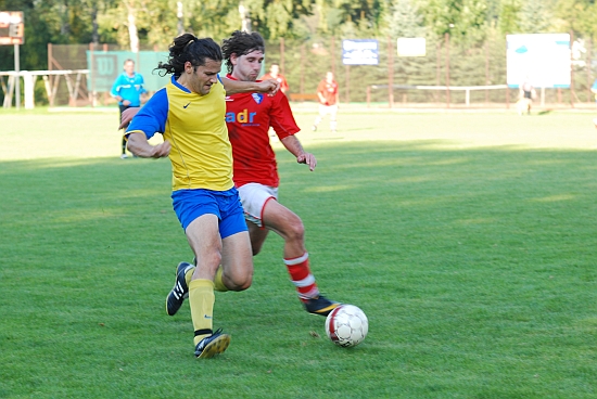 Do sestavy Kopřivnice se po delší době vrátil Petr Ferst, ani s jeho přispěním ale kopřivnických fotbalový celek na vítězství ve Vlčovicích nedosáhl. 
FOTO: DANA HOĎÁKOVÁ