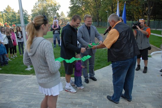 Starosta Josef Jalůvka a hokejový reprezentant Václav Varaďa přestřižením pásky otevřeli nové sportoviště. Slavnostnímu aktu asistoval Lumír Pospěch, ředitel školy dr. Milady Horákové, v jejímž areálu nové hřiště vyrostlo.
FOTO: DAVID MACHÁČEK