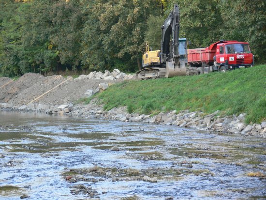 Na úpravu koryta a pravého břehu řeky Lubiny nastoupila těžká technika. Po loňských povodních, kdy si řeka utvořila nové řečiště, se napravují vzniklé škody.
FOTO: ILONA MAZALOVÁ