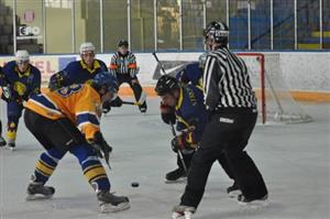 Hokejové mužstvo Kopřivnice se po úvodních dvou nezdarech v krajské lize zvedlo. Dokázalo vyhrát jak v Novém Jičíně, tak na domácím ledě s Krnovem.
FOTO: JANA FEILHAUEROVÁ