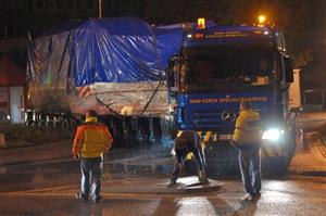 Kolem páté hodiny ranní v pátek 7. října projížděl Kopřivnicí kamion se zhruba stotřicetitunovým nadměrným nákladem. Přepravovaný lis nakonec skončil ve výrobních halách zdejší společnosti Tawesco.
FOTO: DAVID MACHÁČEK