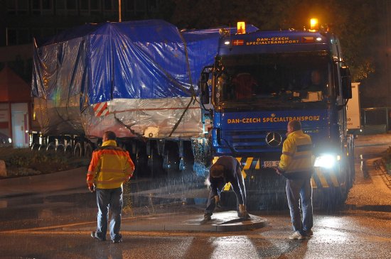 Kolem páté hodiny ranní v pátek 7. října projížděl Kopřivnicí kamion se zhruba stotřicetitunovým nadměrným nákladem. Přepravovaný lis nakonec skončil ve výrobních halách zdejší společnosti Tawesco.
FOTO: DAVID MACHÁČEK