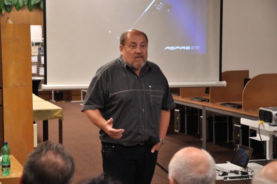 Ostravský záhadolog a publicista Arnošt Vašíček přednáší v čítárně kopřivnické knihovny o záhadách spojených s takzvaným Voynichovým rukopisem.
FOTO: DAVID MACHÁČEK