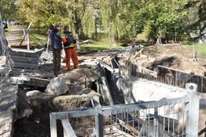 Před stavbou cyklostezky od Husovy ulice k mostu na Erbenově ulici bylo nutné postavit opěrnou stěnu. Práce na stavbě cyklistické komunikace kolem Kopřivničky pokračují rychleji, než bylo původně plánováno.
FOTO: DAVID MACHÁČEK