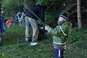 Rybářské kroužky jsou mezi dětmi populární. Potvrdily to také víkendové závody, které mezi dětmi suverénně vyhrála teprve šestiletá Johanka Zemánková.
FOTO: DAVID MACHÁČEK