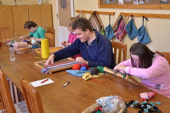 Klienti denního stacionáře Kopretina ve Vlčovicích se věnují práci v tvůrčích dílnách, ale jejich hlavní náplní je nácvik běžných denních činností.
FOTO: DAVID MACHÁČEK