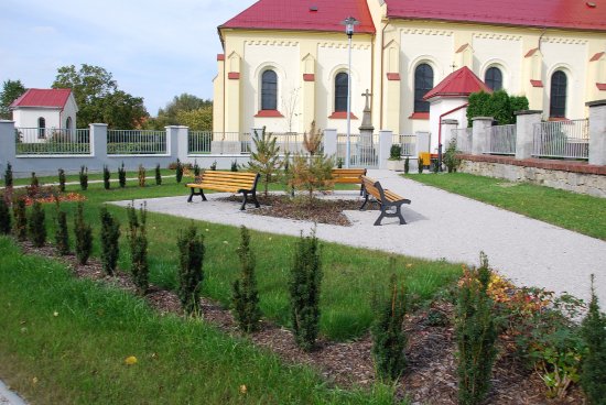 Nově vybudovaná část hřbitova v Lubině připomíná spíš park, který láká k posezení. Blížící se svátek Dušiček předznamenává vyšší návštěvnost hřbitovů. Na tu budou reagovat častějšími kontrolami městští i státní policisté.
FOTO: DANA HOĎÁKOVÁ