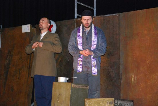 Lukáš Rieger a Jan Kruba, herci brněnského divadla Buranteatr, při kopřivnické inscenaci autorské hry Antonín Huvar v Katolickém domě.
FOTO: DANA HOĎÁKOVÁ