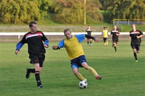 Kopřivnický fotbalista Jan Špaček (vpravo) nahrál v utkání se zálohou Nového Jičína B Michalu Mičkovi na první branku. Kopřivnice utkání vyhrála 2:0. 
FOTO: JANA FEILHAUEROVÁ