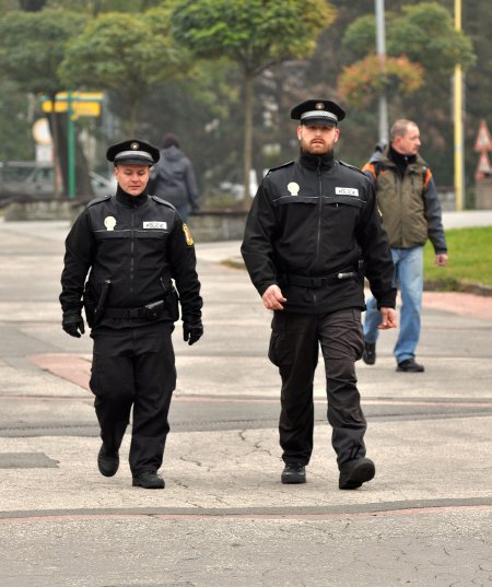 Městští strážníci slouží v ulicích Kopřivnice již dvacet let. Kopřivnické noviny výročí připomínají tematickou stranou v tomto čísle a město připravuje den otevřených dveří.    
FOTO: DAVID MACHÁČEK