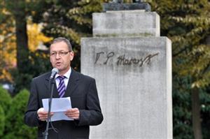 Místostarosta Kopřivnice Miroslav Kopečný řeční v rámci oslav výročí vzniku samostatného Československa před pomníkem Tomáše Garrigua Masaryka.
FOTO: DAVID MACHÁČEK