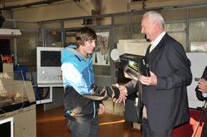 Student 4. ročníku maturitního oboru zdejšího SOU Martin Ševčík přebírá cenu za své vítězství v celostátní soutěži v programování CNC strojů.
FOTO: DAVID MACHÁČEK