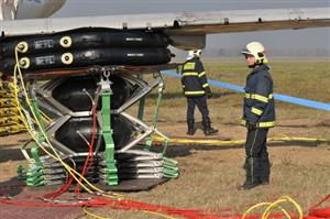 Vysokotlaké záchranné vaky, které jsou díky evropským financím ve výzbroji mošnovských hasičů, jim umožňují šetrné vyzvednutí v podstatě jakkoliv velkého dopravního letadla. 
FOTO: DAVID MACHÁČEK