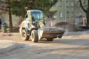 Už jen týden budou trvat dokončovací práce na finální úpravě povrchů místních komunikací na sídlišti, které tak završí celkovou revitalizaci Bařin, na niž Štramberk získal dotaci. FOTO: 
DAVID MACHÁČEK