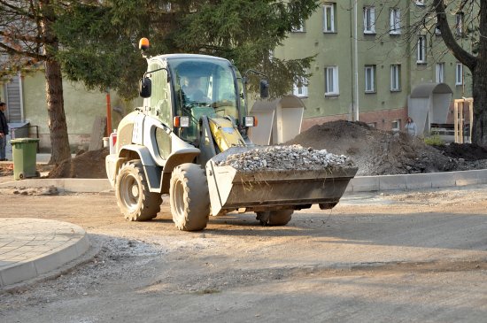 Už jen týden budou trvat dokončovací práce na finální úpravě povrchů místních komunikací na sídlišti, které tak završí celkovou revitalizaci Bařin, na niž Štramberk získal dotaci. FOTO: 
DAVID MACHÁČEK