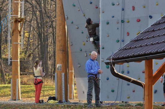 Nově otevřené lanové centrum a lezecká stěna v areálu skautského centra Vanaivan se pomalu ukládá k zimnímu spánku. Poslední akcí sezony bylo víkendové školení instruktorů. 
FOTO: DAVID MACHÁČEK