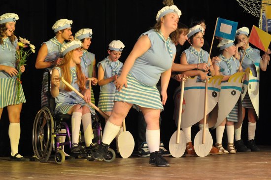 Přehlídka Motýlek i tentokrát dokázala zcela zaplnit kulturní dům. Patnáctý ročník měl námořnické téma, což se projevilo v řadě vystoupení včetně toho, které připravili svěřenci místní speciální školy Motýlek. 
FOTO: DAVID MACHÁČEK