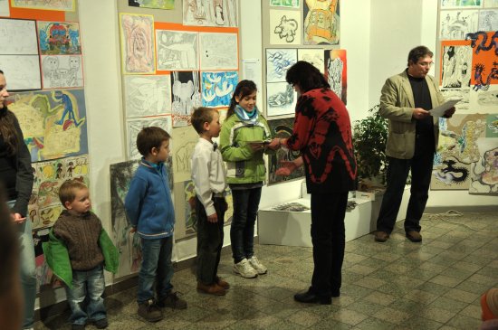 Na vernisáži výstavy Svět dobrodružství a fantazie byli oceněni autoři nejlepších vystavených prací. Výstava v ZUŠ Zdeňka Buriana potrvá až do konce měsíce.
FOTO: DAVID MACHÁČEK
