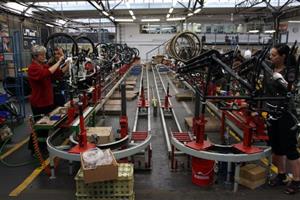 Kopřivnický výrobní závod firmy Bike Fun vyprodukuje týdně až tři tisíce jízdních kol. Nedávno firma oslavila milionté vyrobené kolo. 
FOTO: BIKE FUN