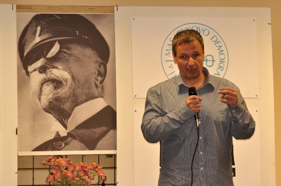 Komentátor MF Dnes Martin Komárek byl jedním z hostů, kteří přijeli do Kopřivnice diskutovat o tématu politické odpovědnosti. 
FOTO: DAVID MACHÁČEK