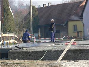 Na stavbě mostu v Závišicích vedle obchodu s potravinami se finišuje každým dnem. Pracovníci využívají pěkného počasí a pracují i o sobotách a nedělích. 
FOTO: ILONA MAZALOVÁ